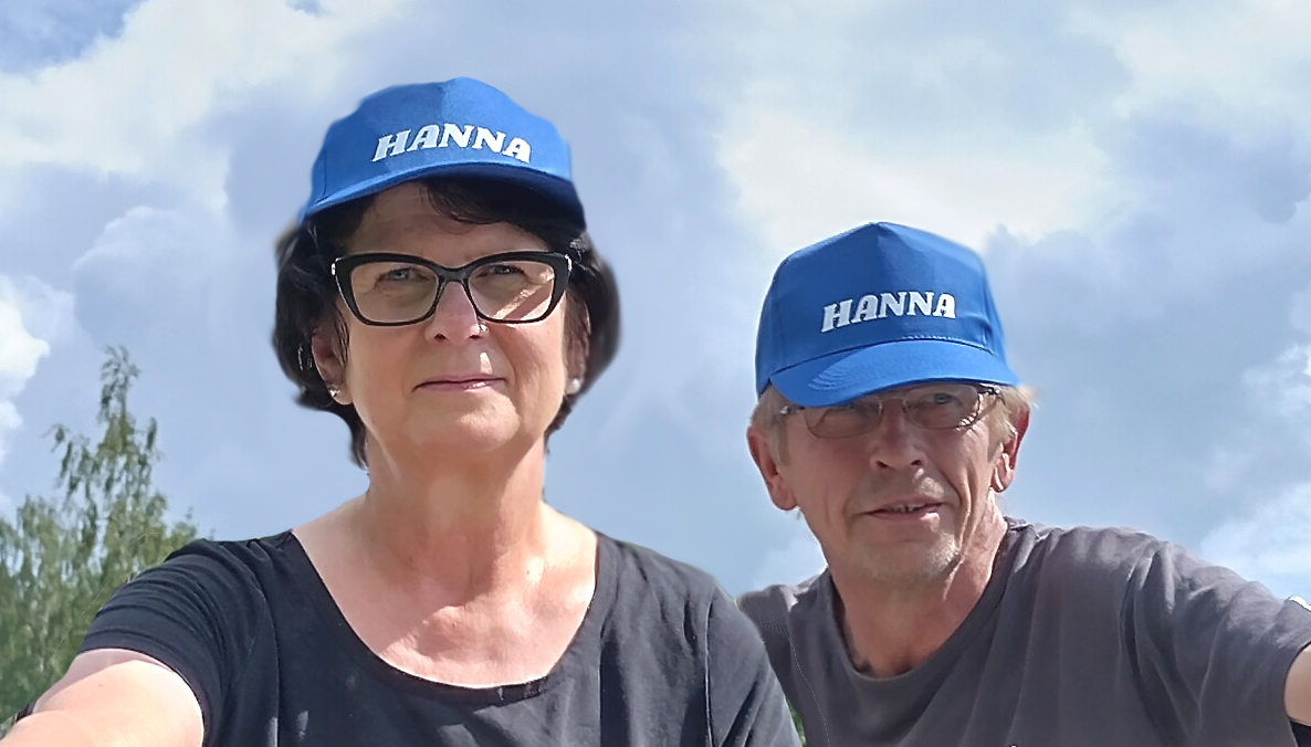 LIPPIKSET omalla tekstillä tai logolla. Tässä laivurin päässä lippis Hanna-laivan nimen mukaan